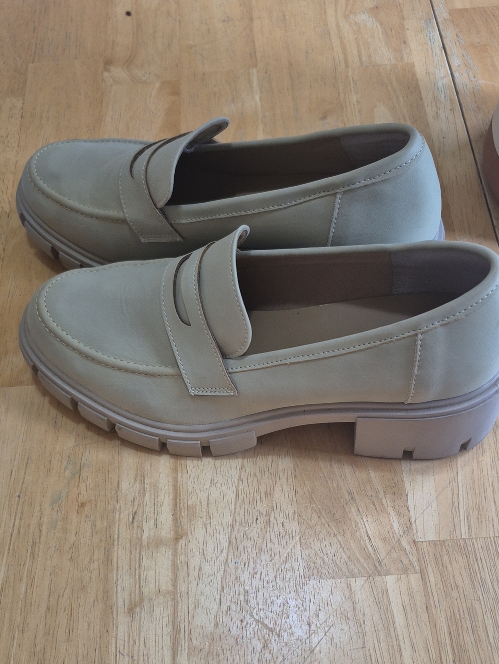 Crown Vinatge Tan Sage Platform Chuncky Loafer Size 10